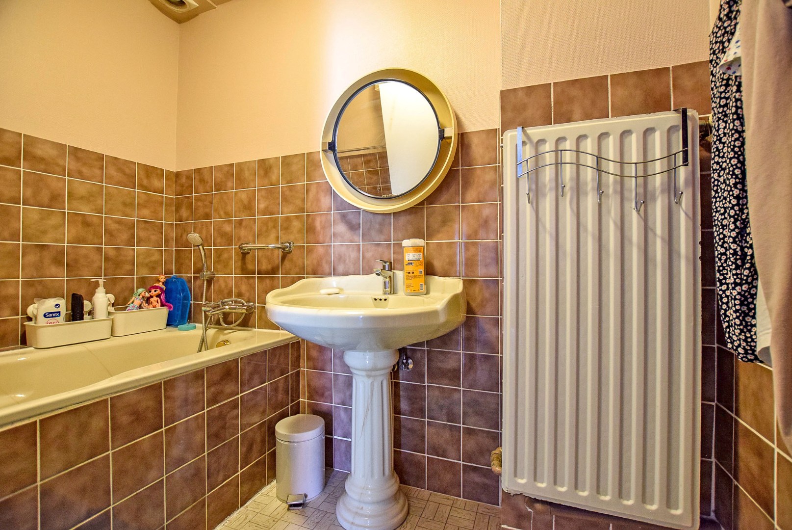 Ruime koppelvilla met 4 slaapkamers en dubbele garage te koksijde-Bad op amper 700m van het strand. 