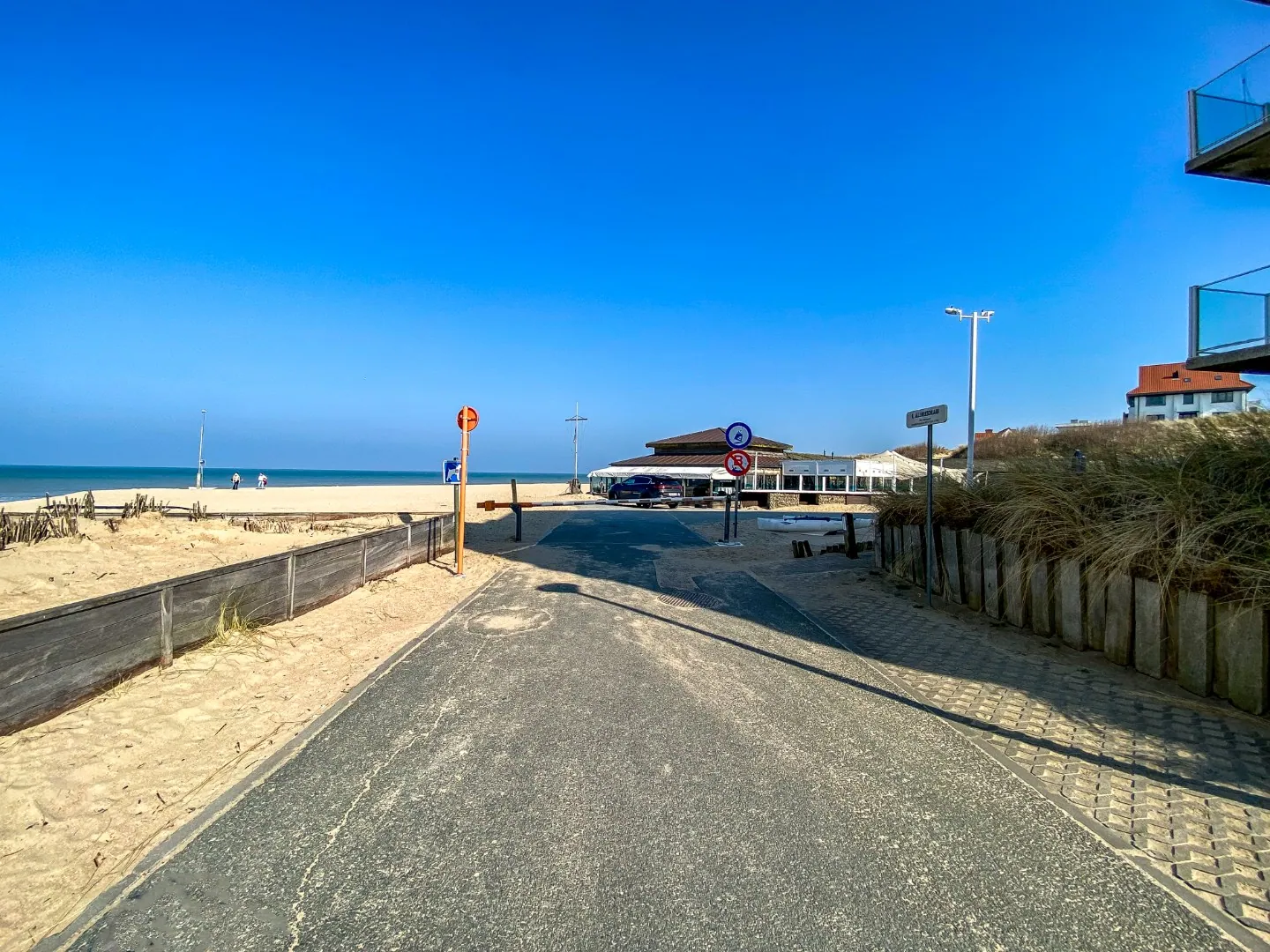Gemeubeld 1-slaapkamerappartement te Koksijde Sint-Idesbald vlakbij het strand met zijdelings zeezicht vanop het terras. 