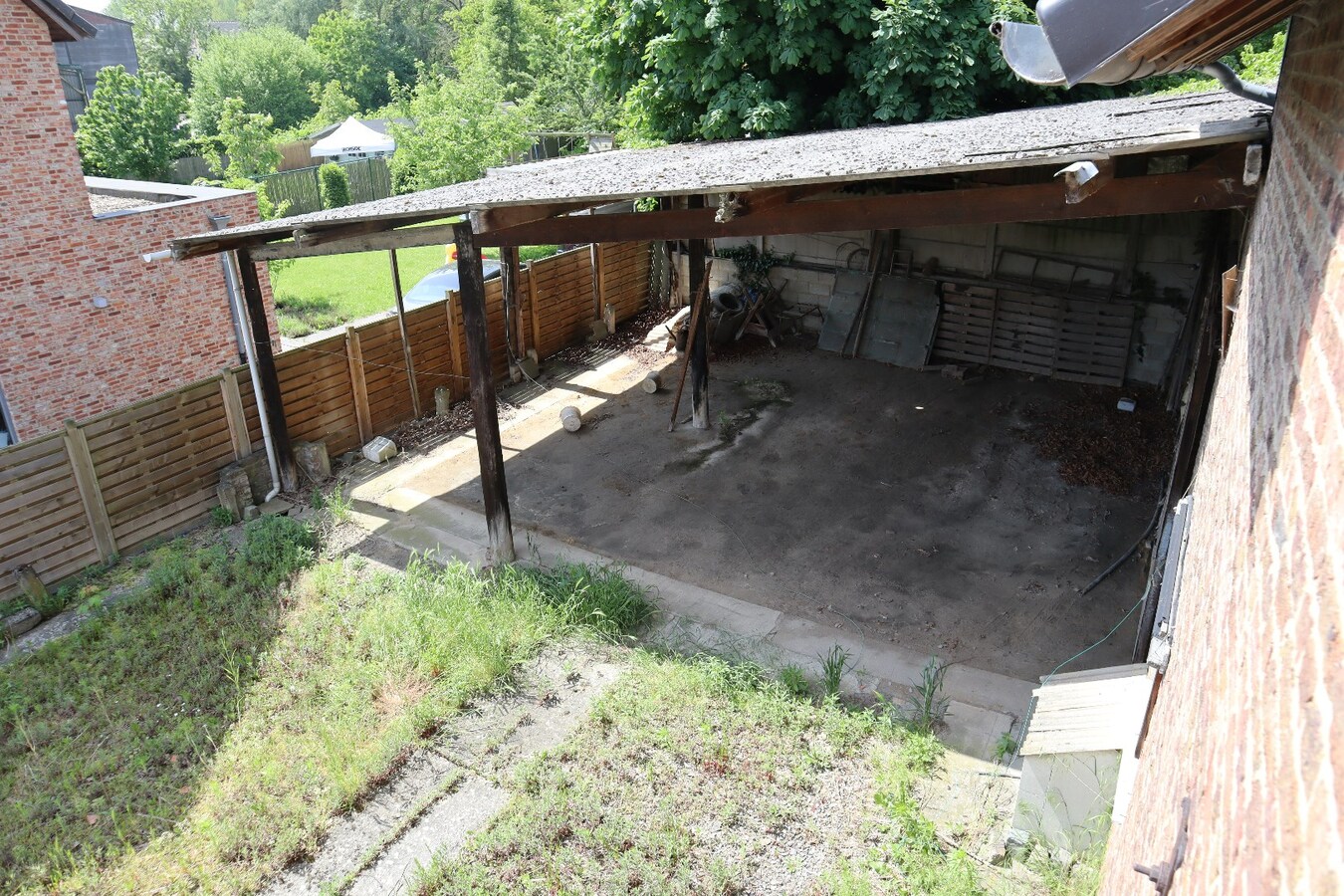 Ruime te renoveren hoeve met schuur en opslagplaatsen + mogelijkheid voor projectgrond 