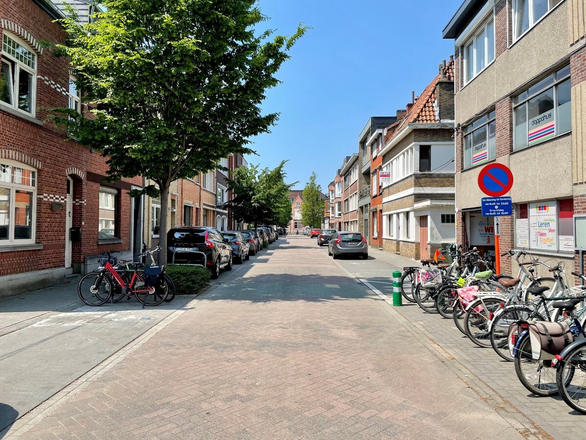 "Ruime en goed onderhouden stadswoning met tuin en 3 slaapkamers in Hasselt - Energielabel D en 2 parkeerplaatsen op perceel van 224 m²" 