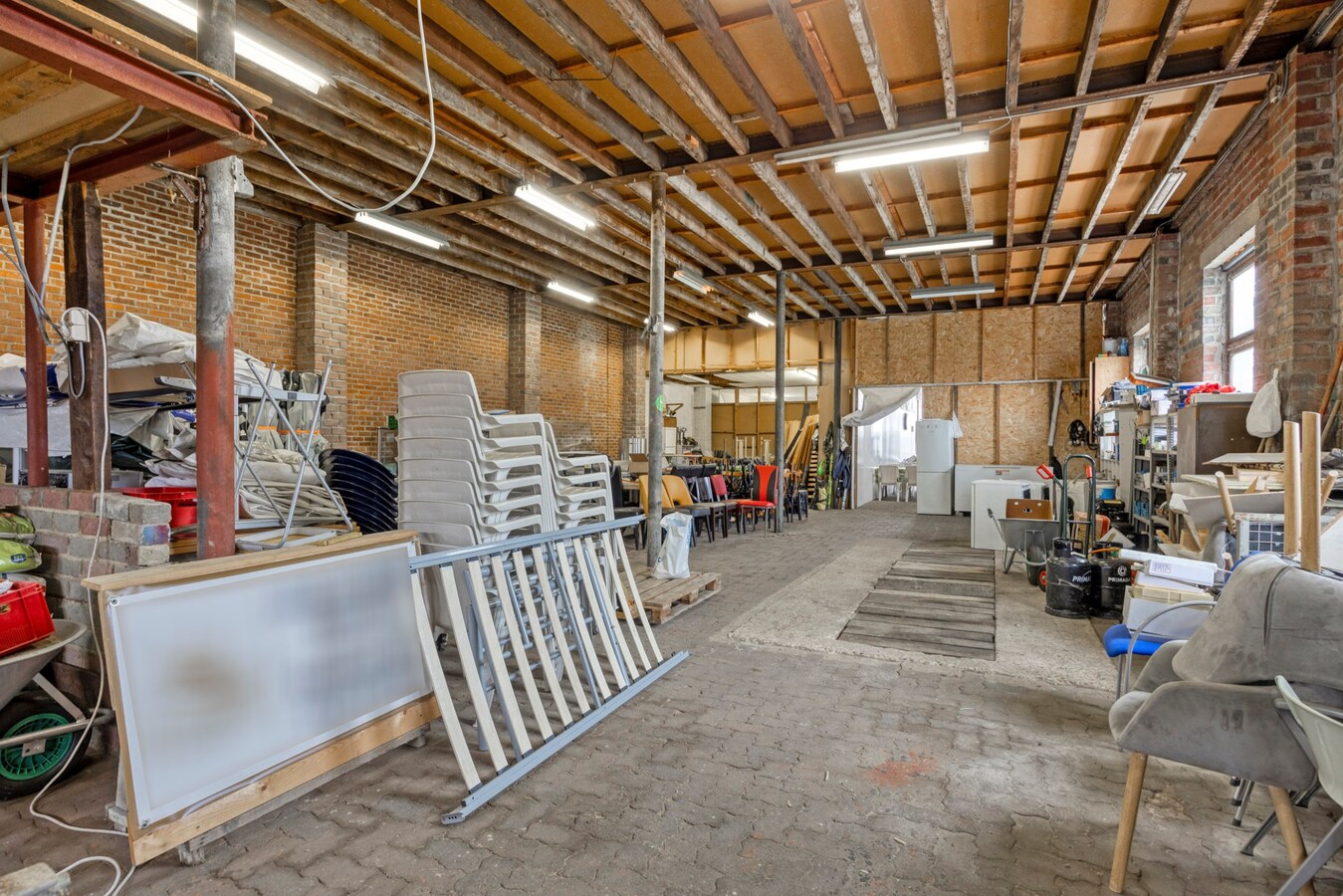 Woning met vergunde loods (300 m² x 2) en bijgebouw (50,50 m²). 