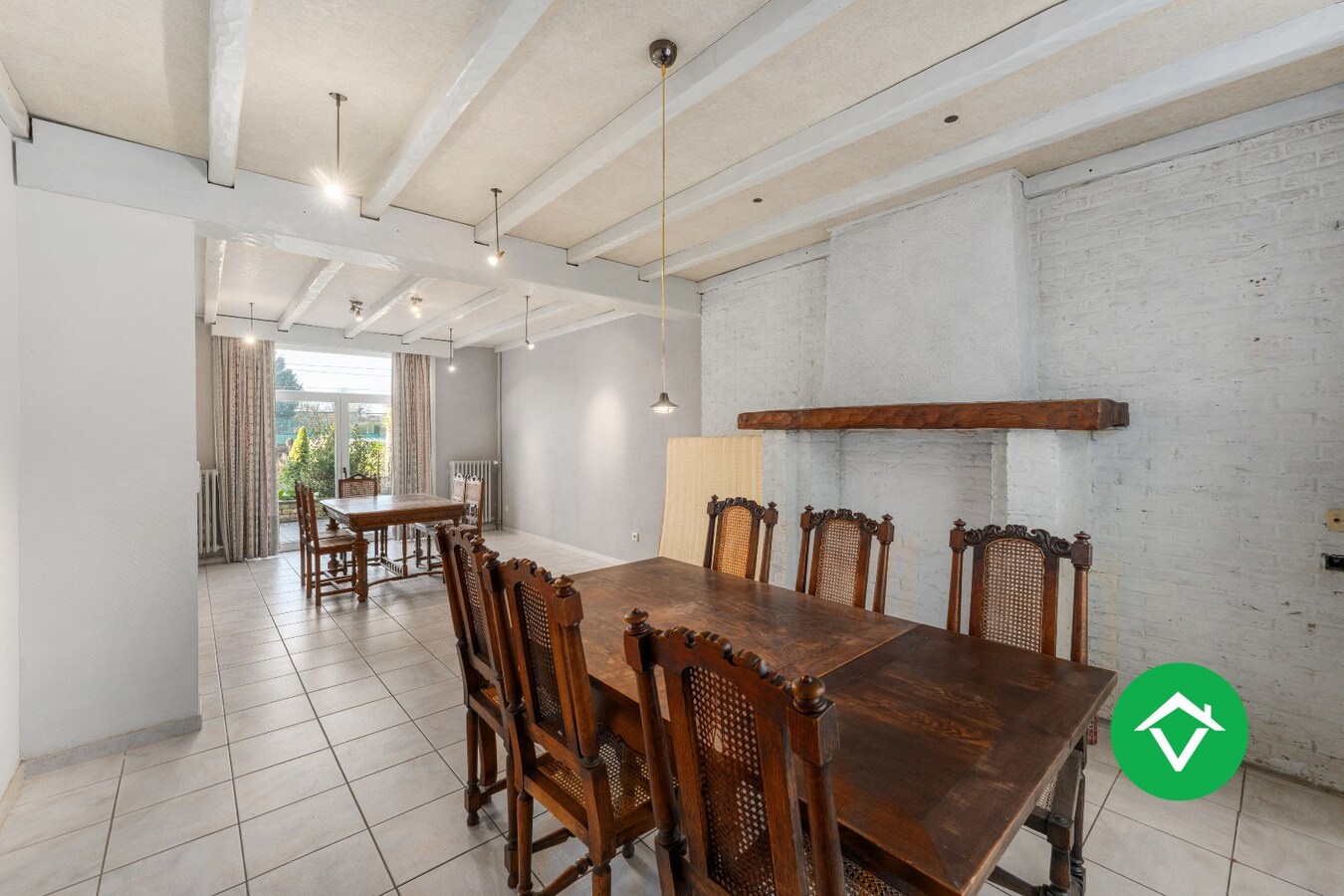 Ruim herenhuis met 4 slaapkamers en aparte garagebox in centrum Gistel 