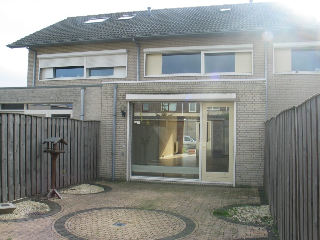 TEGEN VEILINGPRIJS TE KOOP uitgebouwde tussenwoning in kindvriendelijke wijk 