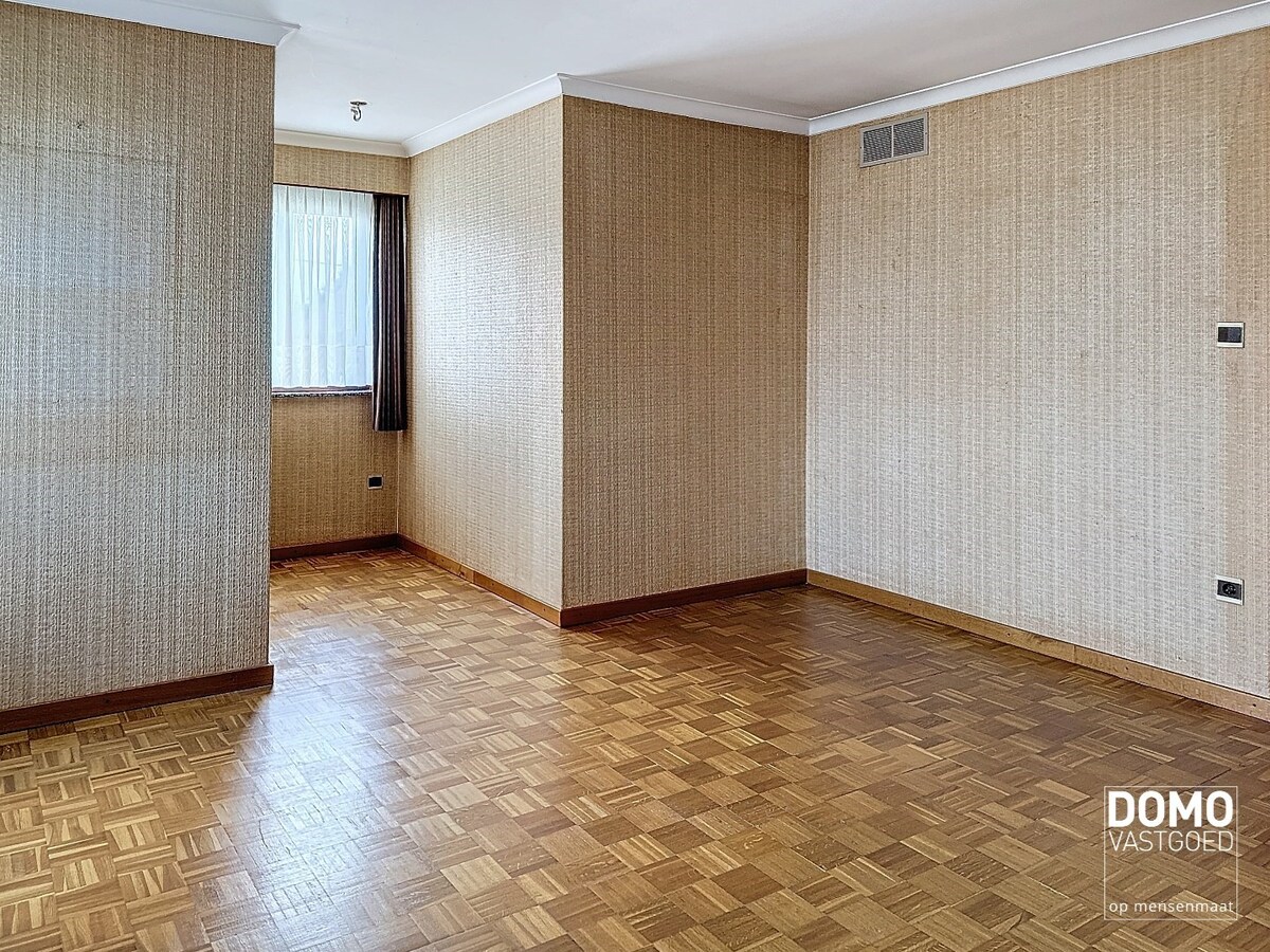 Ruime open bebouwing woning met afgesloten tuin te Kermt. 