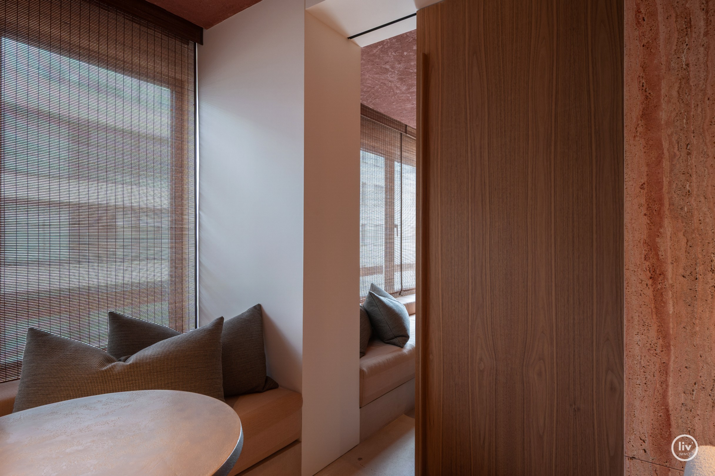Uniek appartement ontworpen door architect Glenn Sestig met zijdelings zeezicht aan het Driehoeksplein 