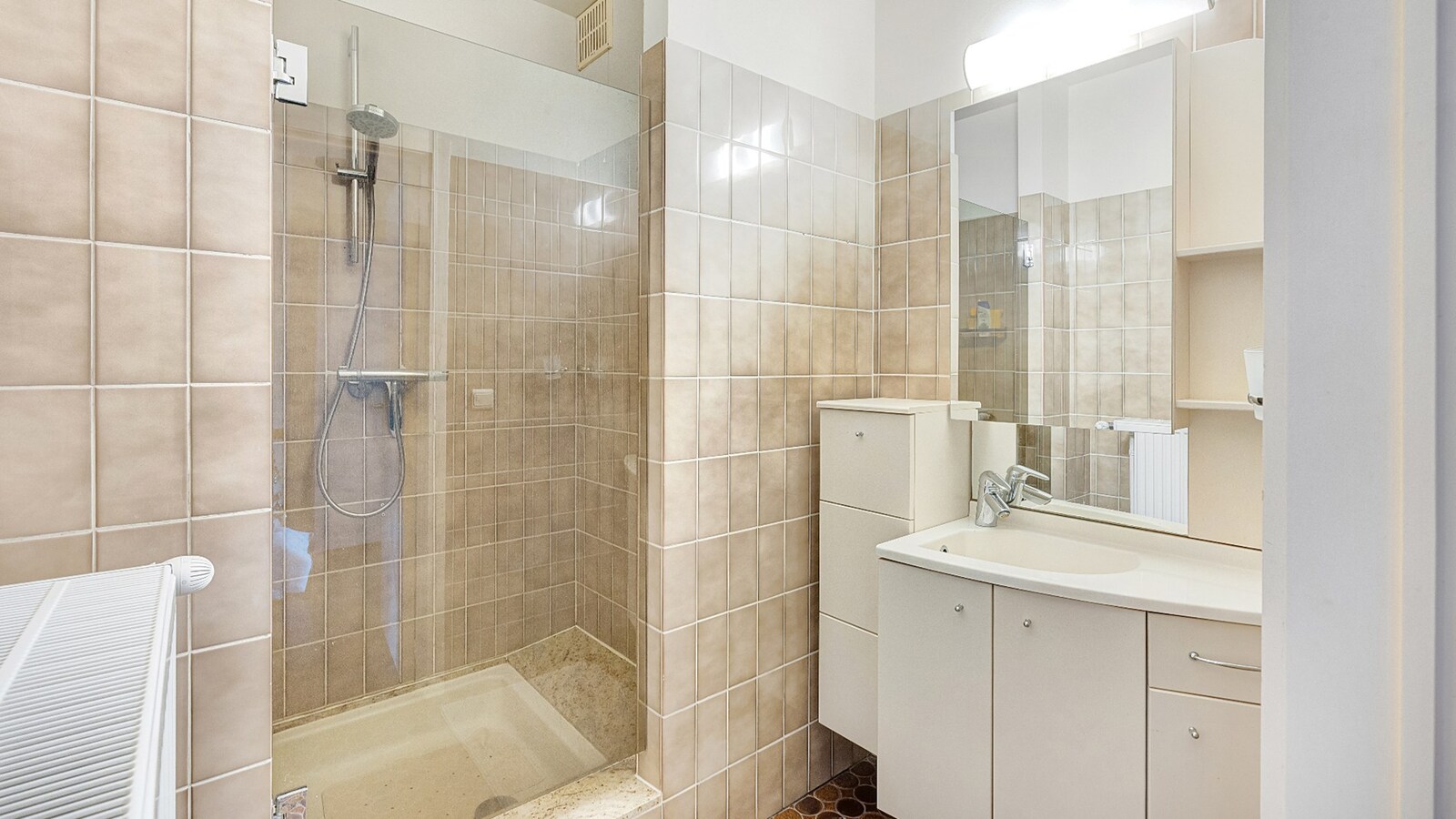 Ruime bel-etagewoning met garage en zonnepanelen in hartje Heist. 