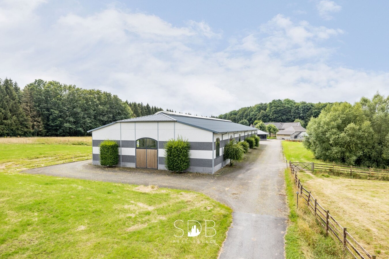 Hippische Complex met woonhuis en appartement op circa 31 Hectare 