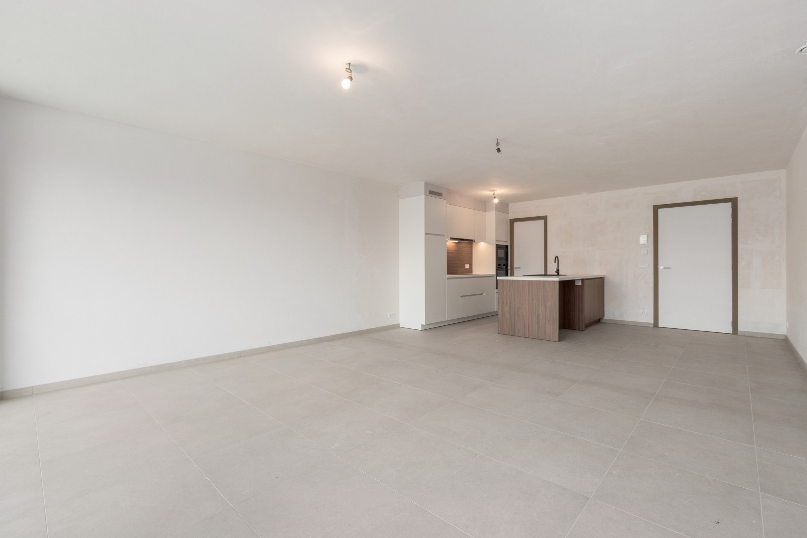 Nieuwbouwappartement met één slaapkamer, terras en ondergrondse autostaanplaats te koop in Zulte 