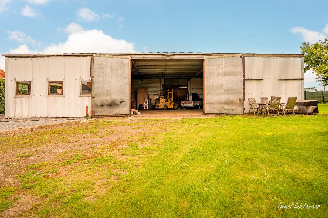 Ruime woning met bijgebouw en een loods op ca. 25 are te Kortessem 