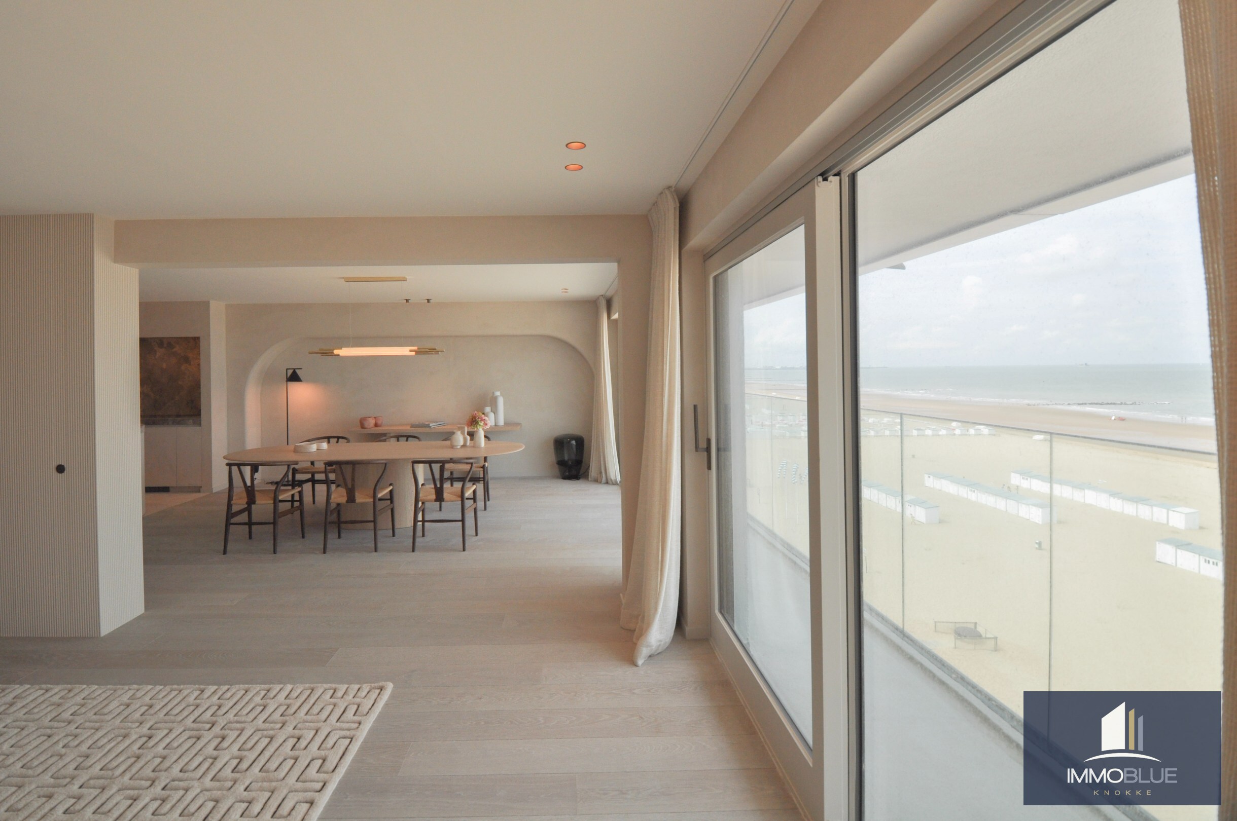 Appartement exceptionnel avec vue frontale sur la mer et une façade d’environ 11,5 mètres, situé au Zoute. 