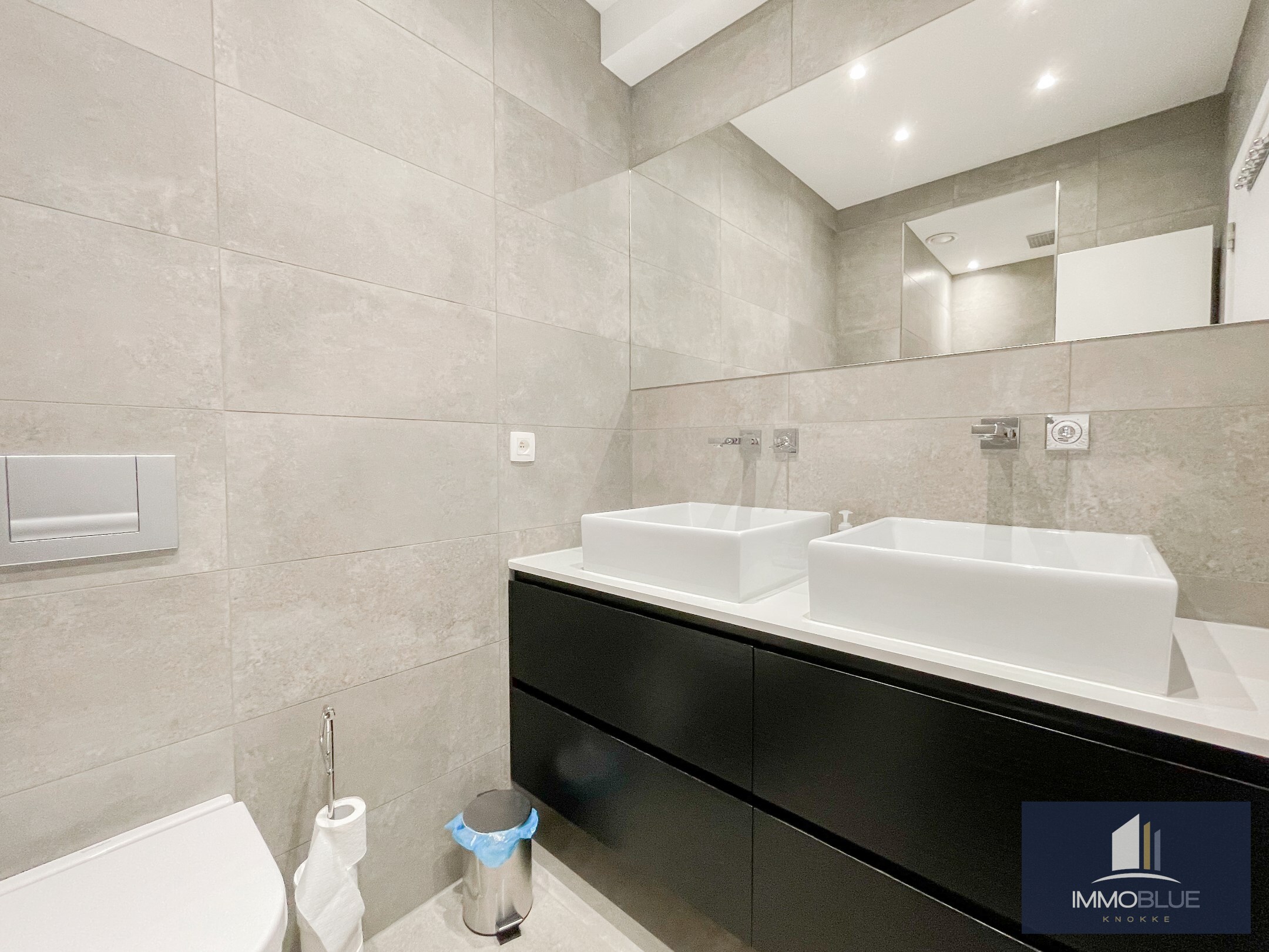 Appartement totalement rénové et luxueusement fini, avec trois chambres et une vue latérale sur la mer, situé au Zoute. 