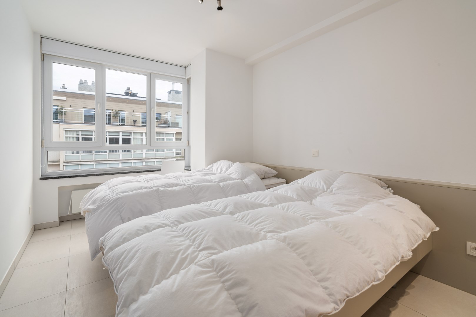 PRACHTIG GERENOVEERD 2-SLAAPKAMER APPARTEMENT OP TOPLIGGING 