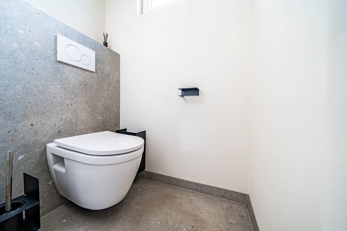 Gezinswoning met ruime opslagplaats en carport in het centrum van Ouwegem 