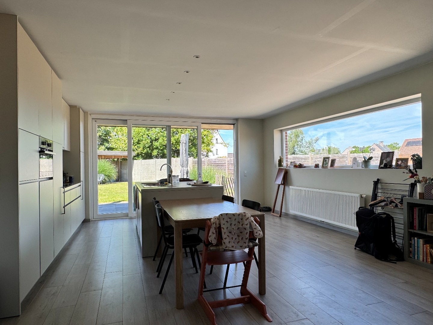 Gerenoveerde halfopen woning met 3 slaapkamers, tuin en carport 