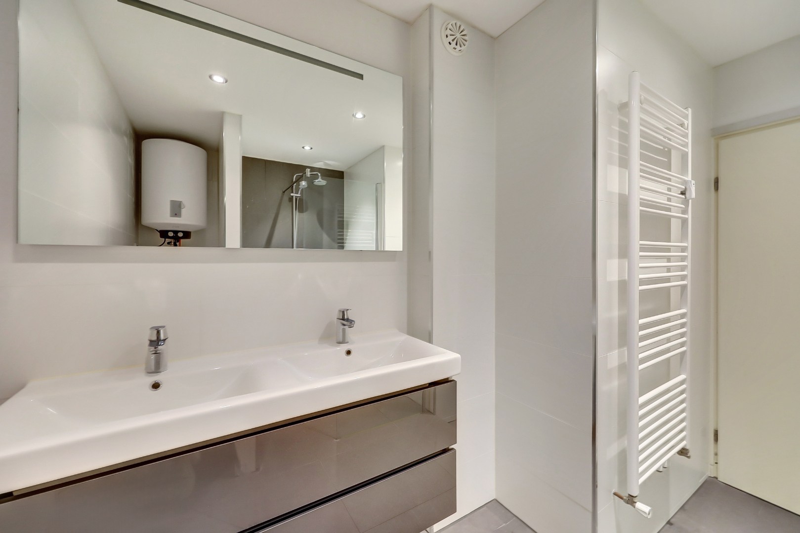 Instapklaar 2-kamer appartement op de 6e verdieping met moderne keuken en badkamer, balkon, berging in de onderbouw en gelegen op eigen grond. 