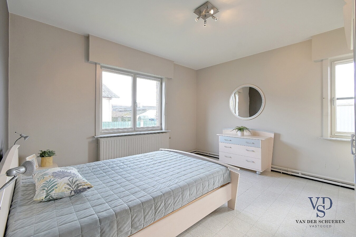 Gelijkvloerse woonst, in een residentiële wijk. 