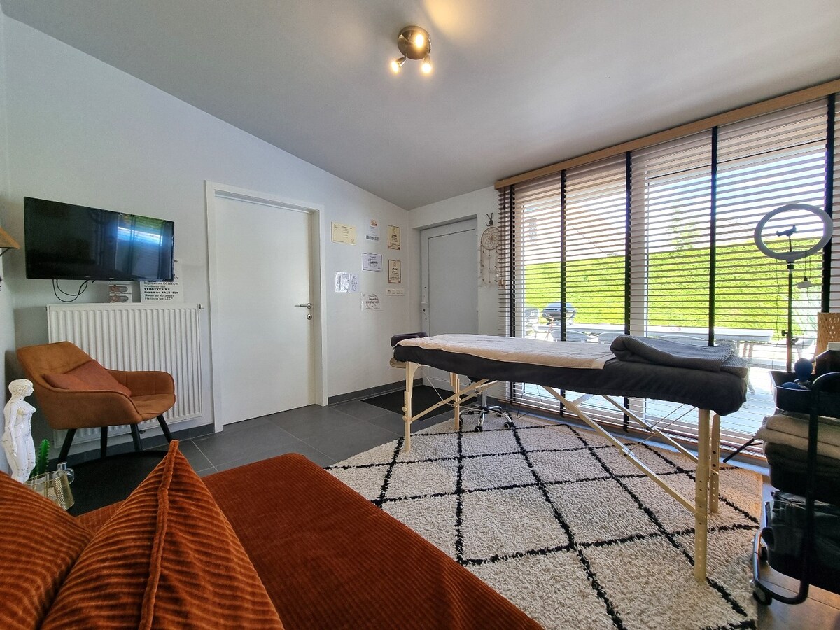 Prachtige, volledig gerenoveerde halfopen bebouwing op groot perceel van 842m² 