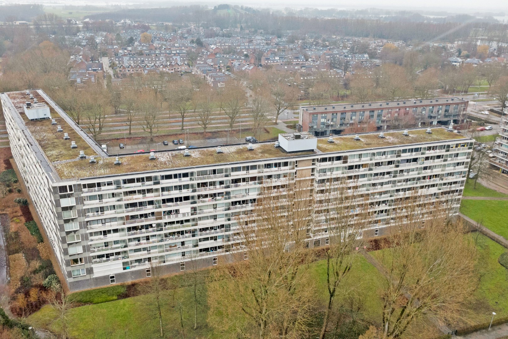Dit lichte 4-kamer appartement op de 4e verdieping, met 3 slaapkamers, keurige keuken, balkon op het zuiden en berging in de onderbouw is gelegen in de populaire wijk "Ommoord". 