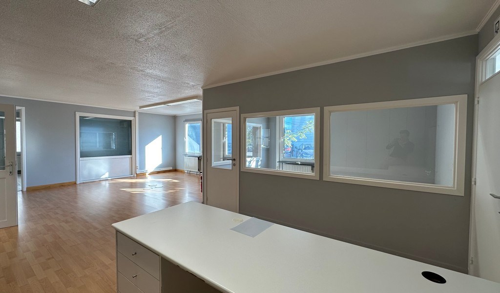 Alleenstaand kantoor te huur langs R4 te Wondelgem