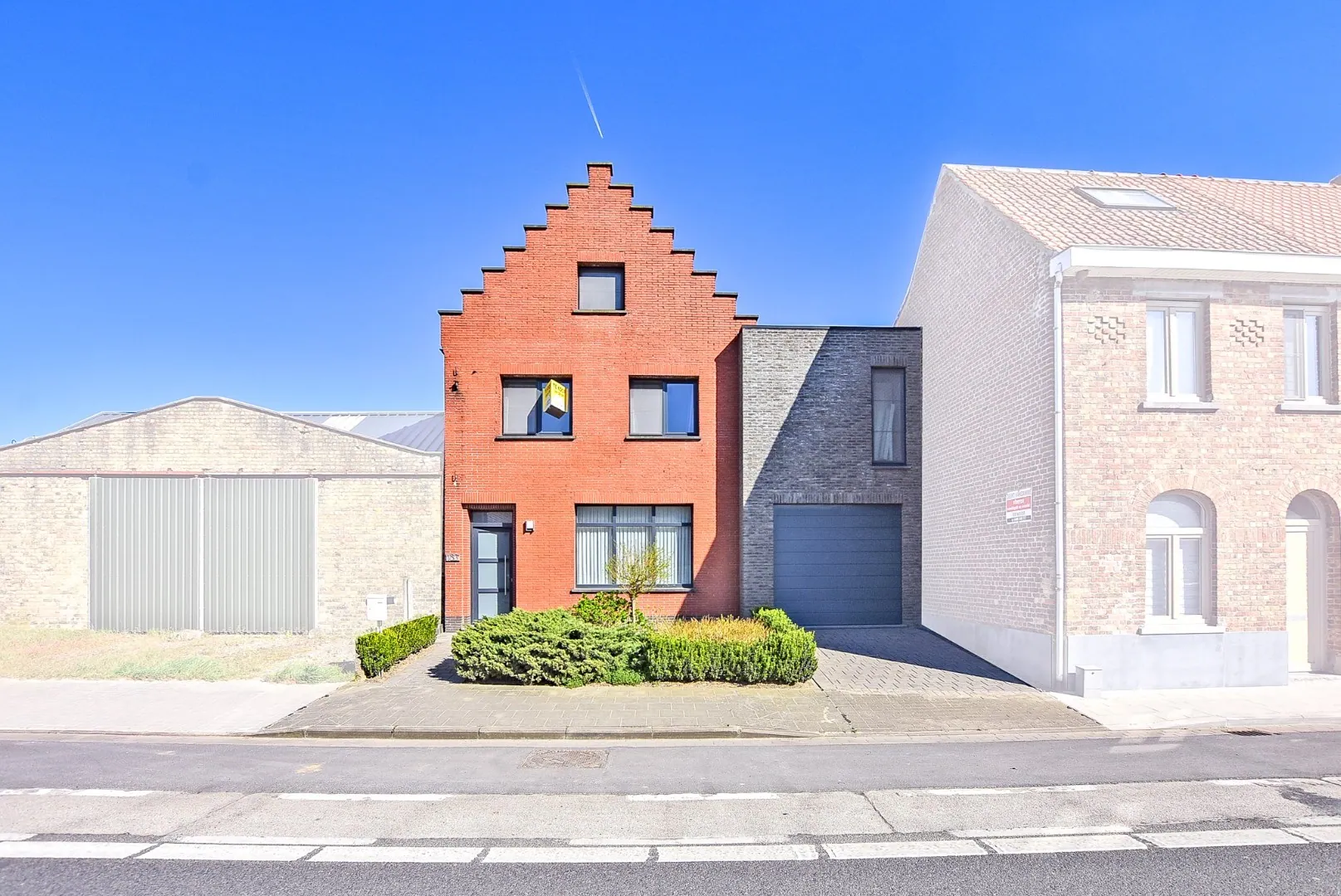 Stijlvol gerenoveerde woning met 4/5 slaapkamers en 2 garages te Diksmuide!