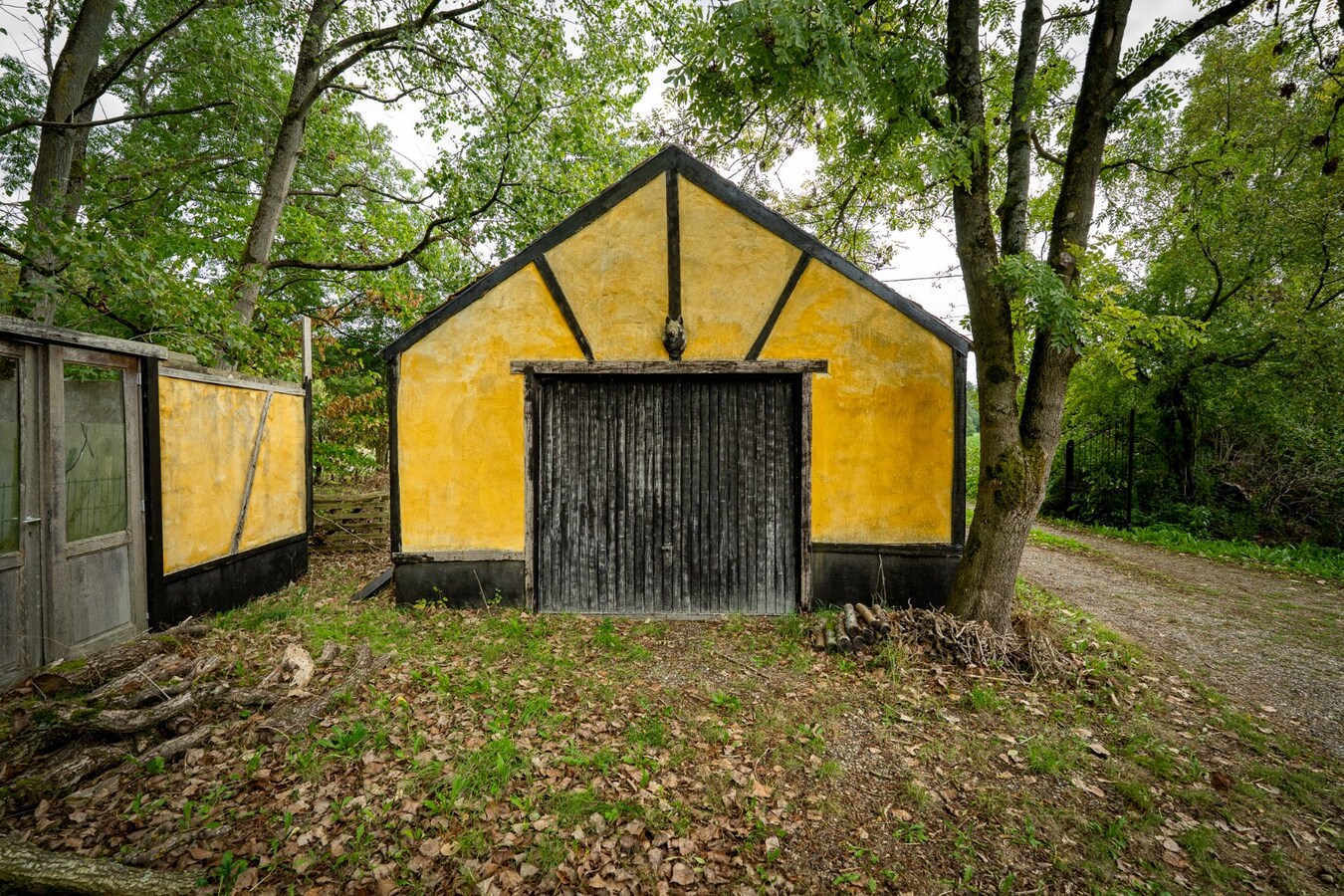 Authentic farm with meadow on approximately 1ha in Ham 