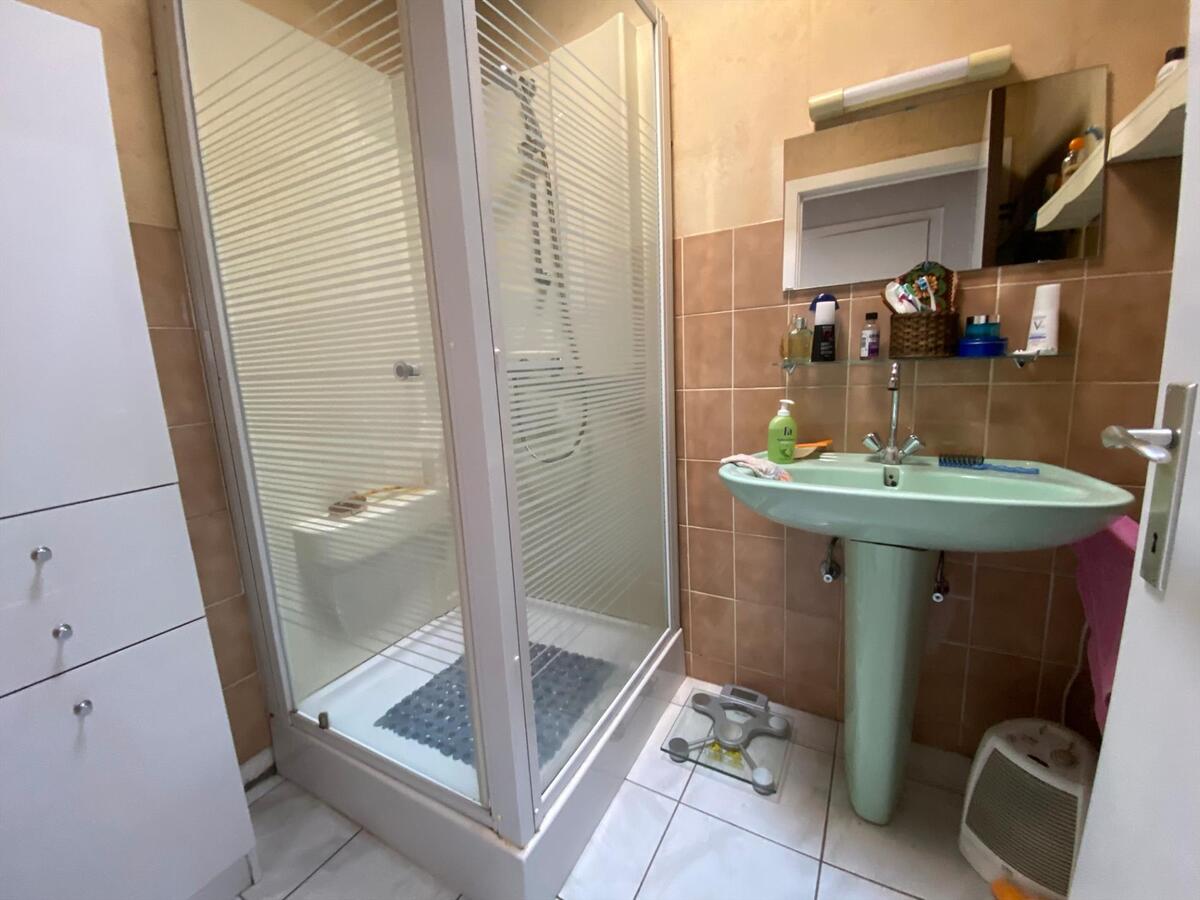 Bedrijfsgebouw met appartement op commerciële ligging 
