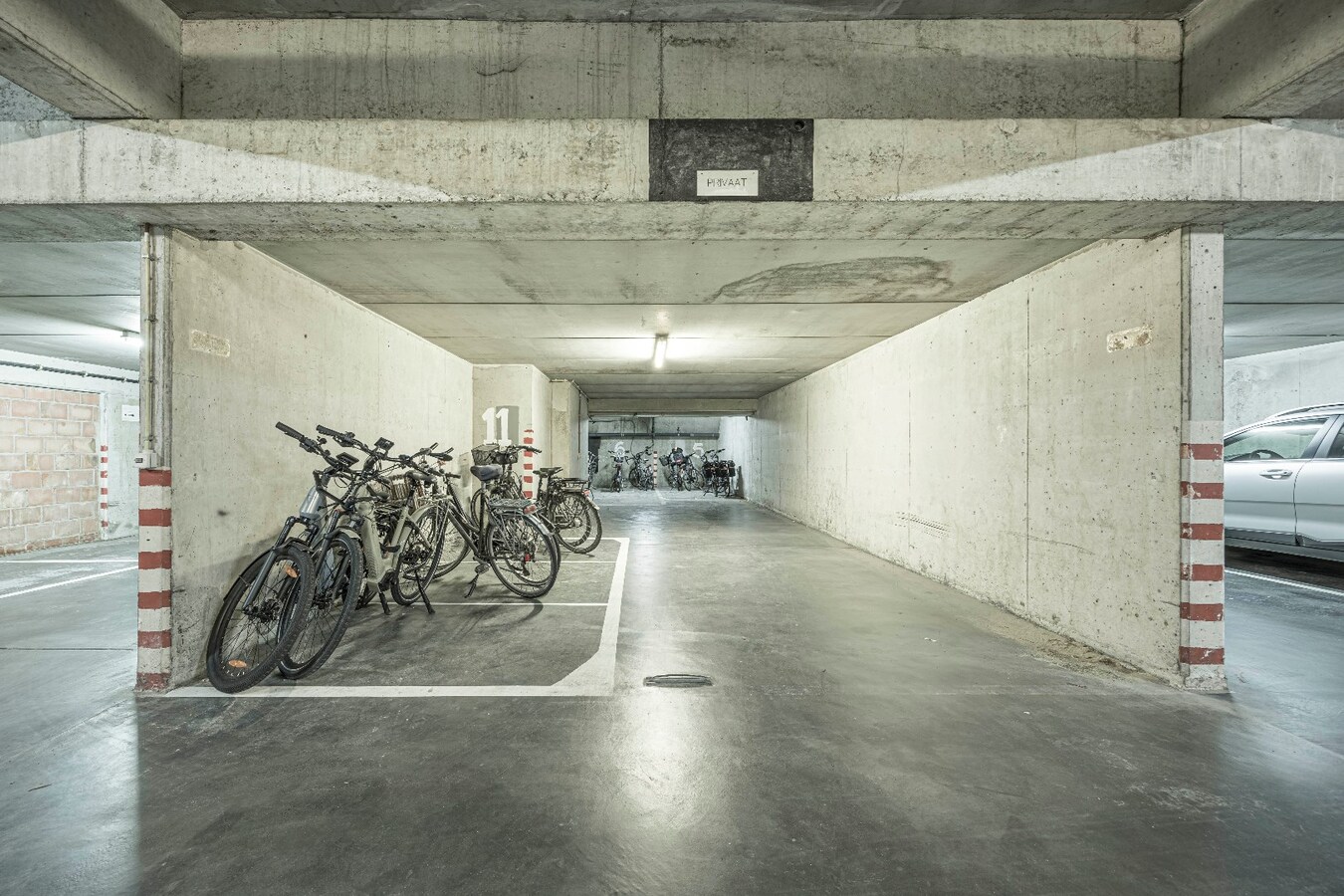 Zonnig tweeslaapkamerappartement op enkele passen van de zeedijk te Heist. 