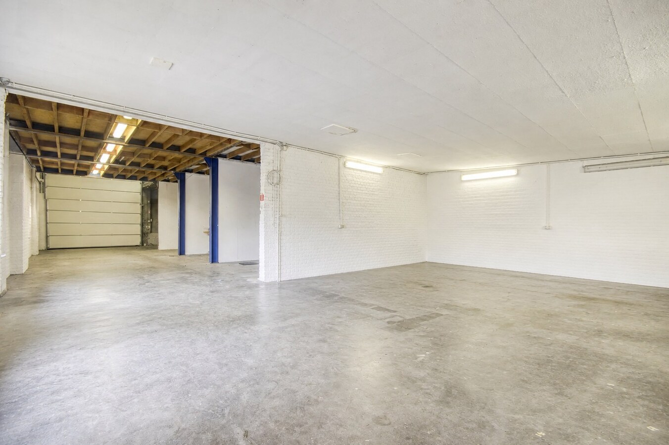 Ruime loods te koop in Wevelgem ! 