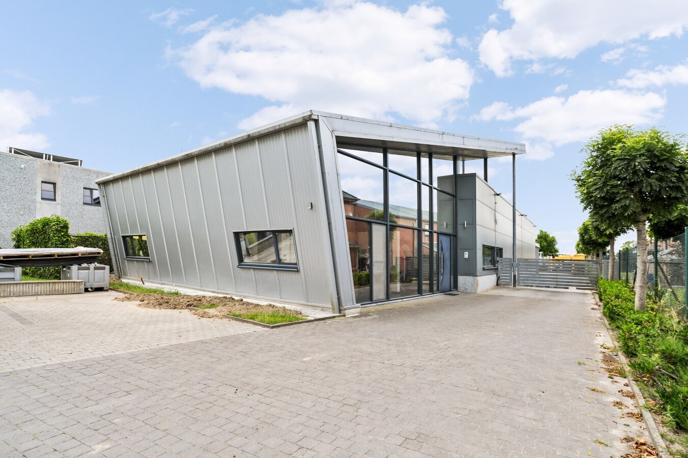 Bedrijfswoning met werkplaats op industrieterrein van Houthulst 