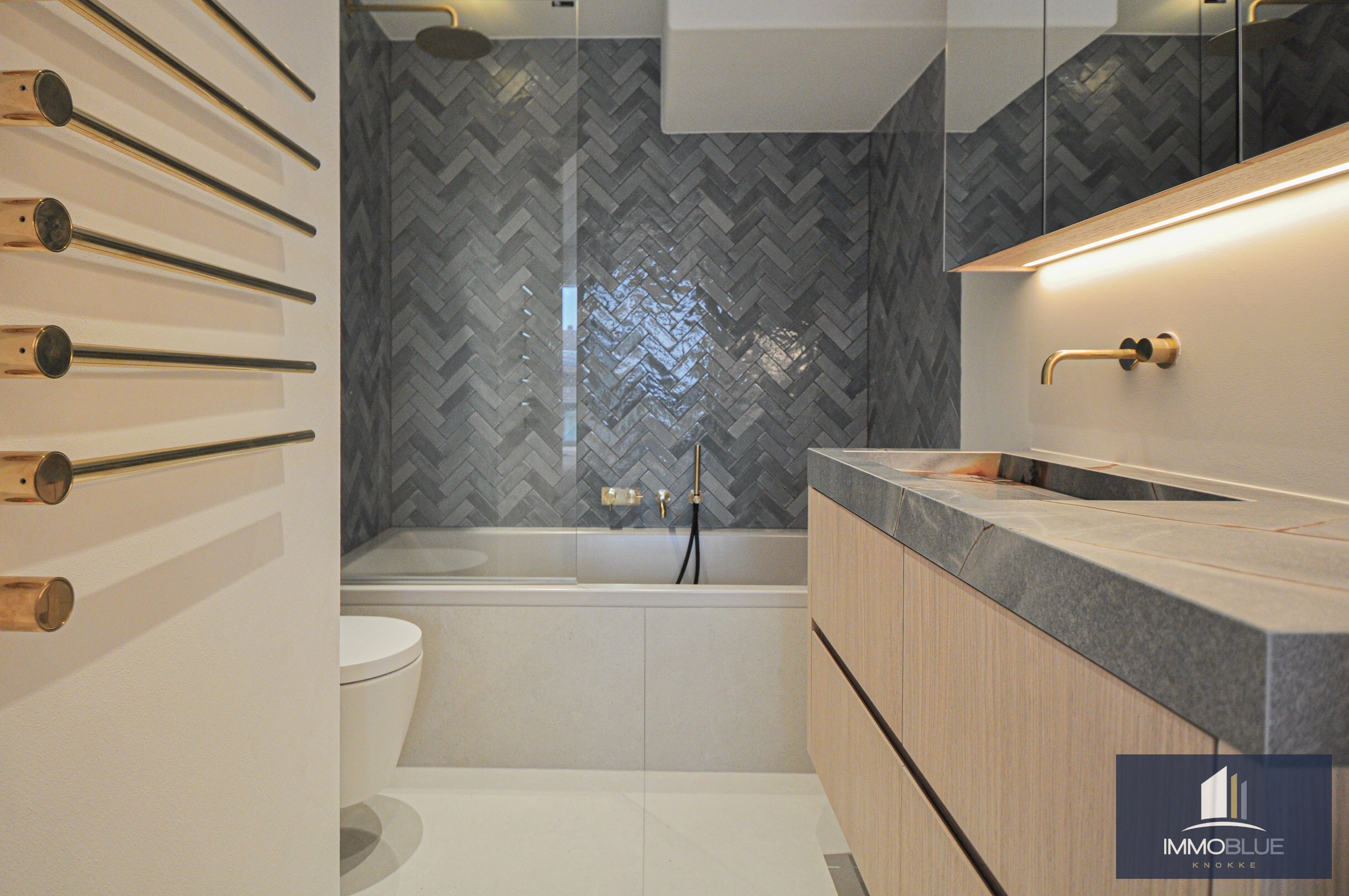 Appartement entièrement rénové et lumineux avec une vue dégagée magnifique, situé dans une résidence de standing. 