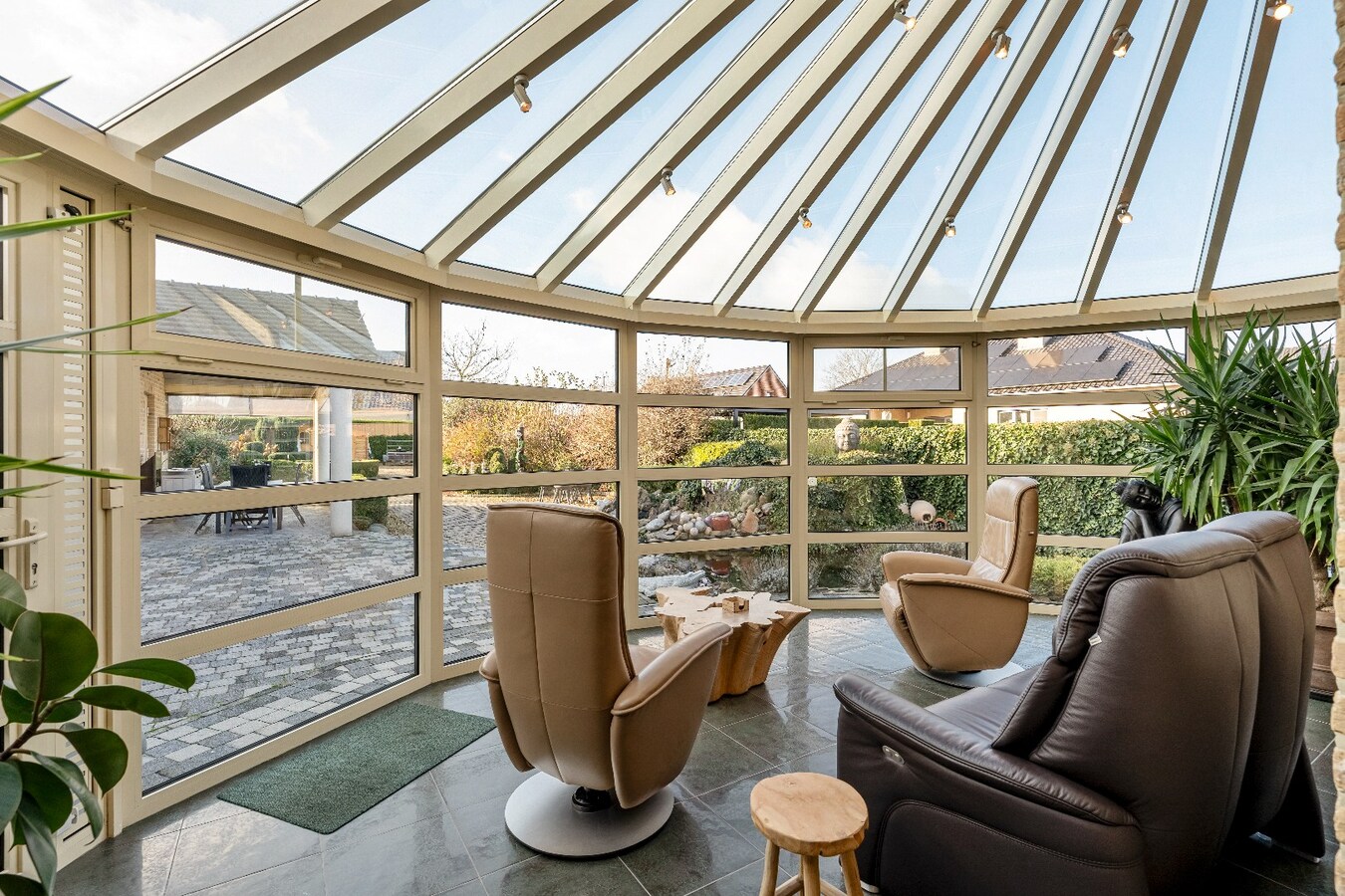 Duurzame, veelzijdige woning met karakter, energiezuinig comfort én prachtige tuin, op toplocatie. 