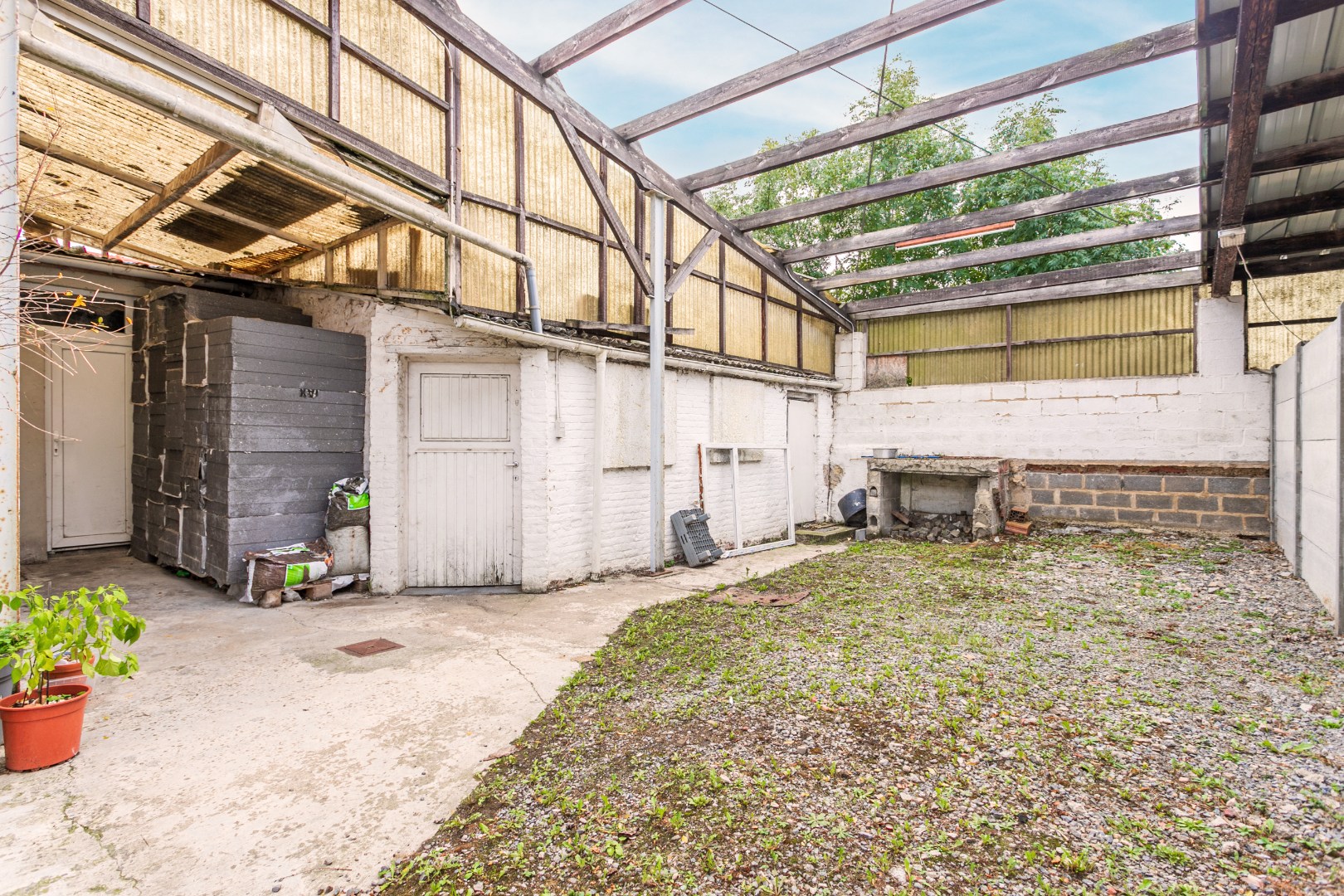Maison rénové avec 4 chambres et local de stockage 