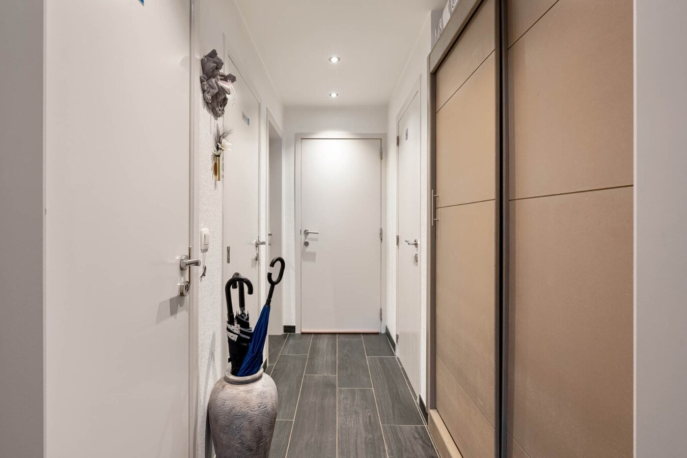 Gelijkvloers INVESTERINGSAPPARTEMENT vlakbij centrum met fraai terras en autostandplaats. 