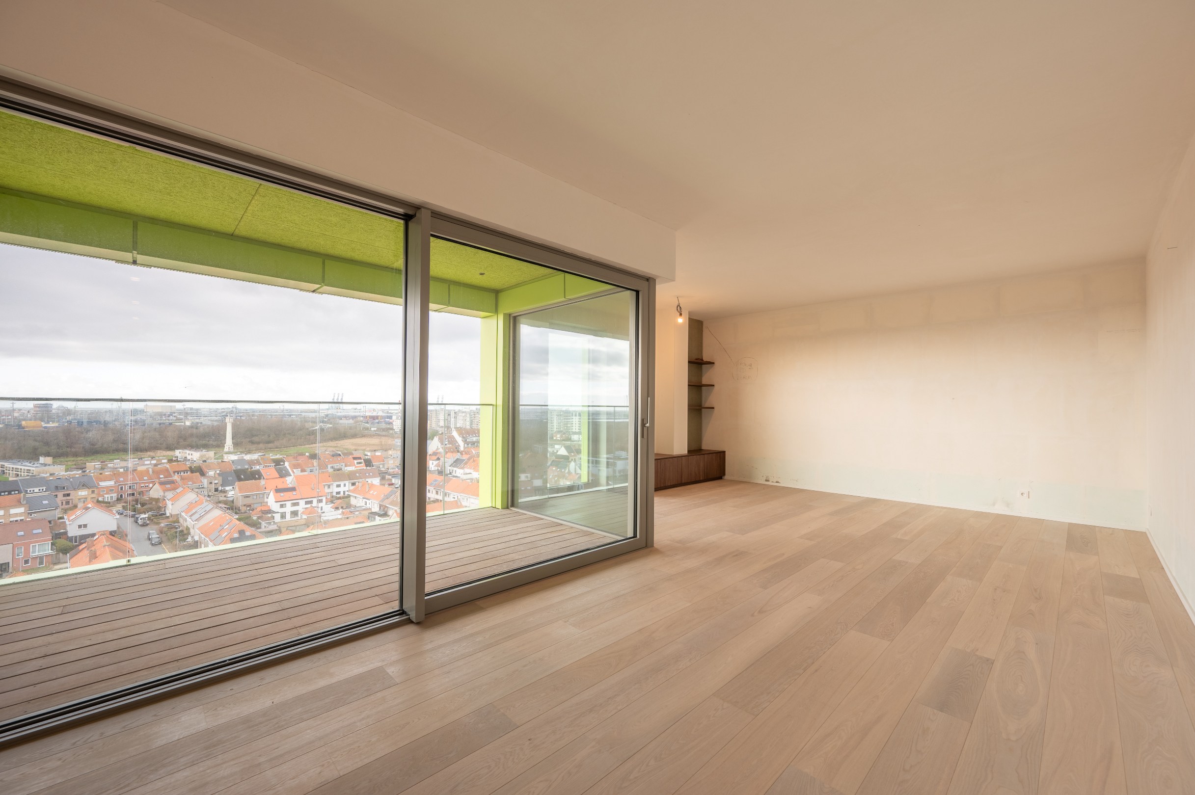 Unieke herverkoop in het Project hoost te Centrum Heist op wandelafstand van de Zeedijk genietend van zijdelings-zeezicht! 