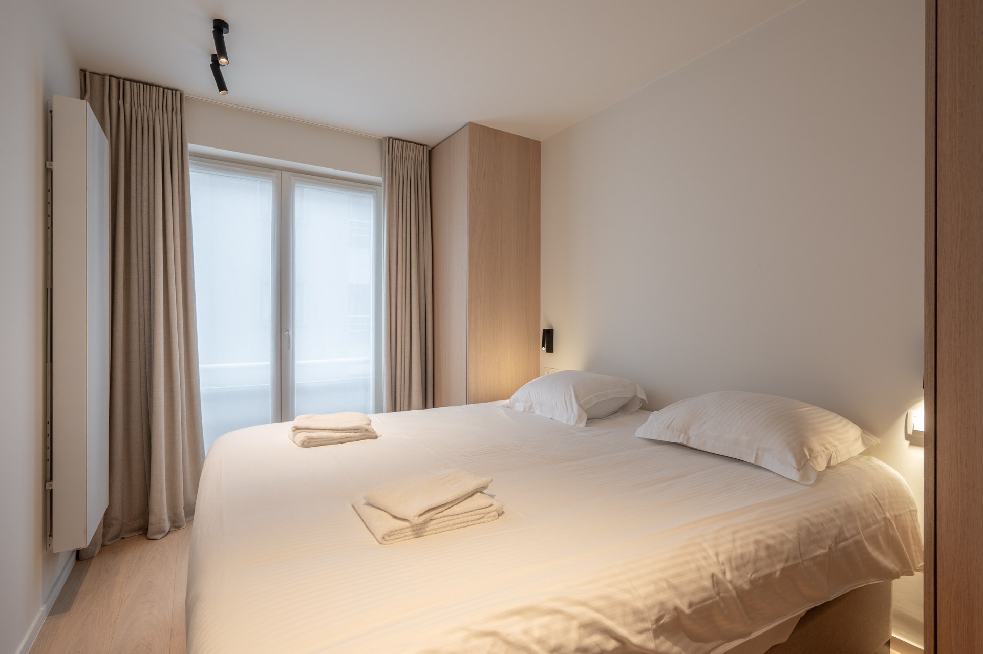 Volledig gerenoveerd HOEKappartement goed gelegen te Lippenslaan 