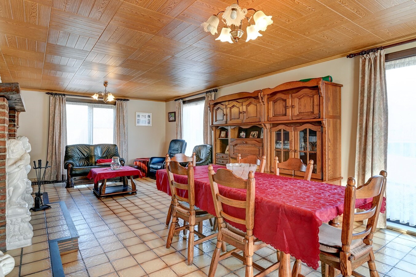 Ruime gelijkvloerse woning met dubbele garage 