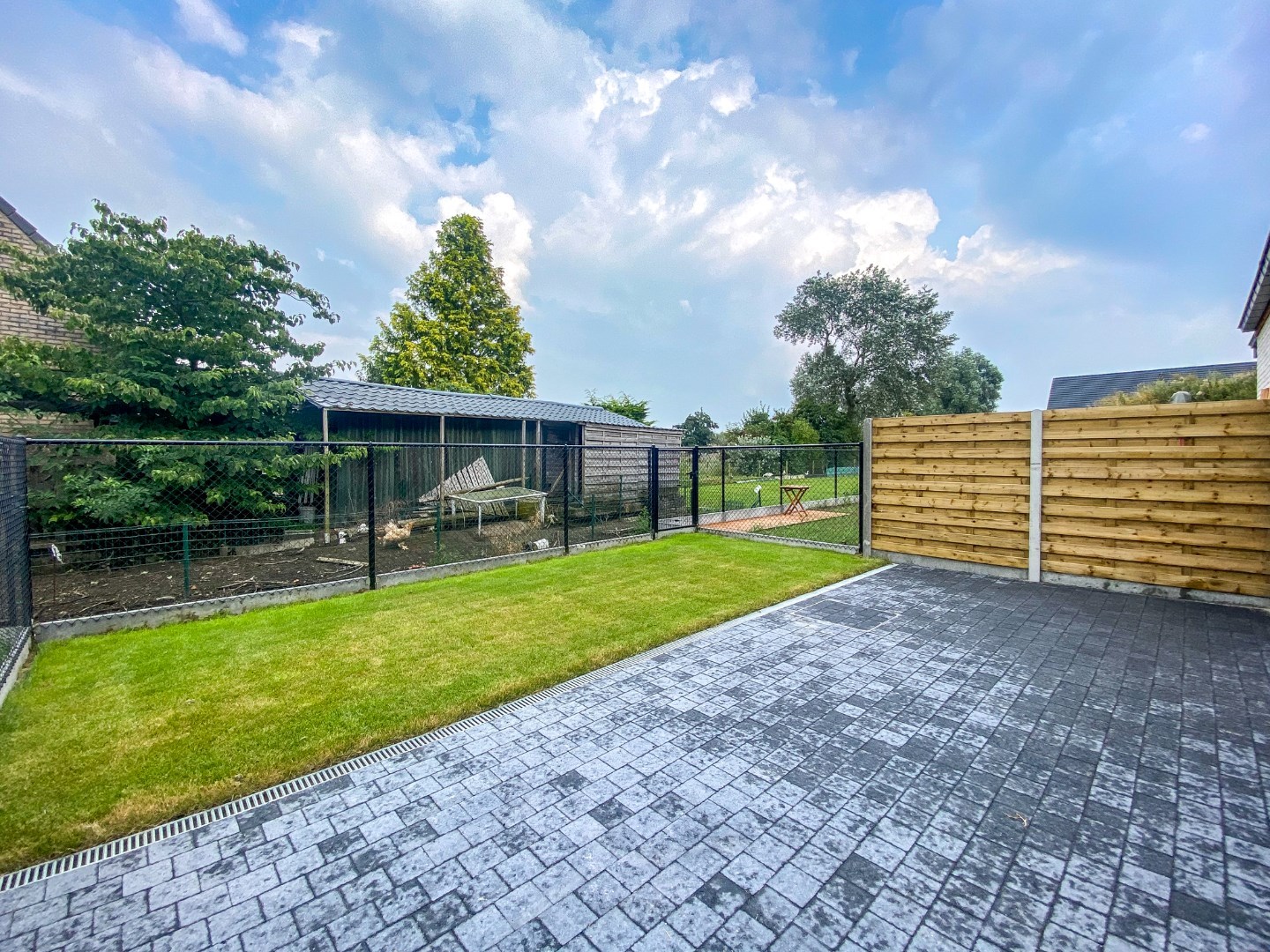 Ruime energiezuinige nieuwbouwwoning (2024) met inpandige garage op 193m² gelegen te Houthulst. 