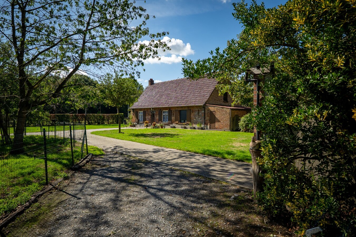 Renovated farmhouse with pasture on approximately 2 hectares in Veldegem. 
