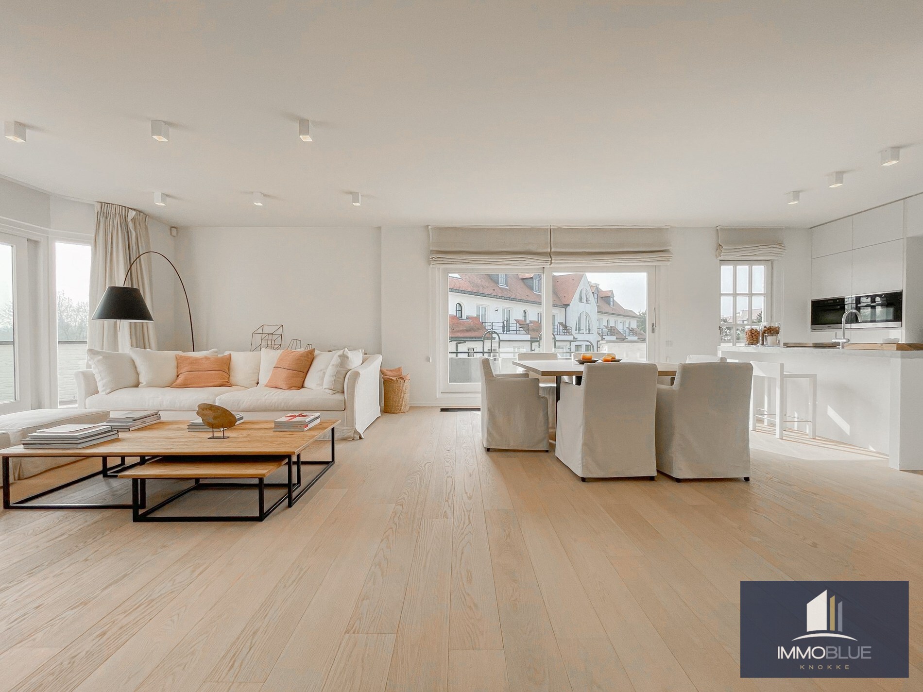 Subliem hoekappartement met ruime terrassen gelegen in het prestigieuze domein Tennis Garden. 