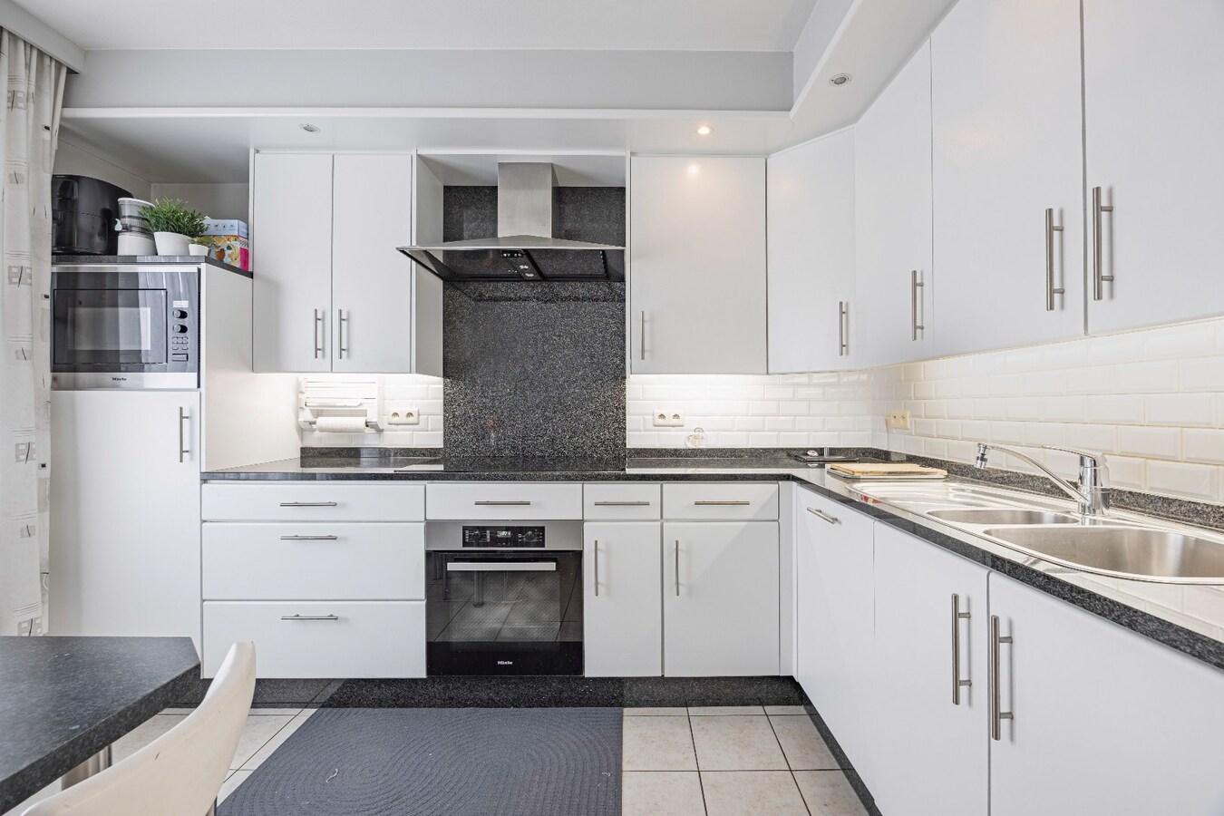 Instapklare, lichtrijke bel-etage woning met ruime garage en terras op centrale ligging 