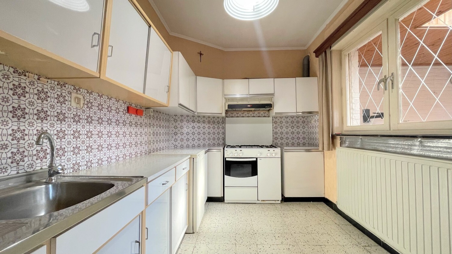 Ruime, te renoveren gezinswoning op zuidgericht perceel van 739 m² 