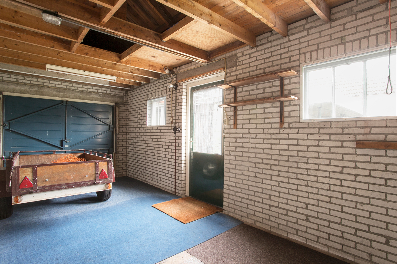 Vrijstaande eengezinswoning met garage en carport. 