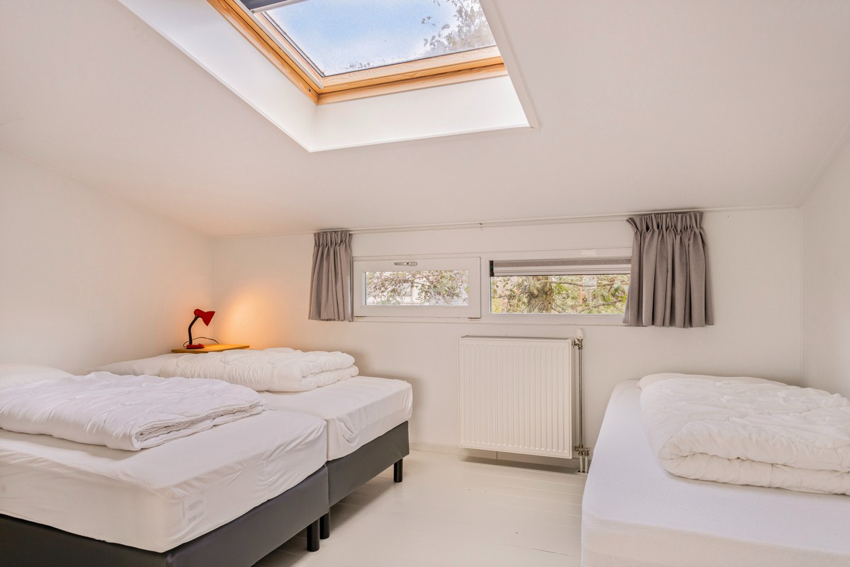 T.A. Makelaardij biedt aan: moderne architectonische vrijstaande villa met extra brede vrijstaande garage en royale private tuin rondom. 