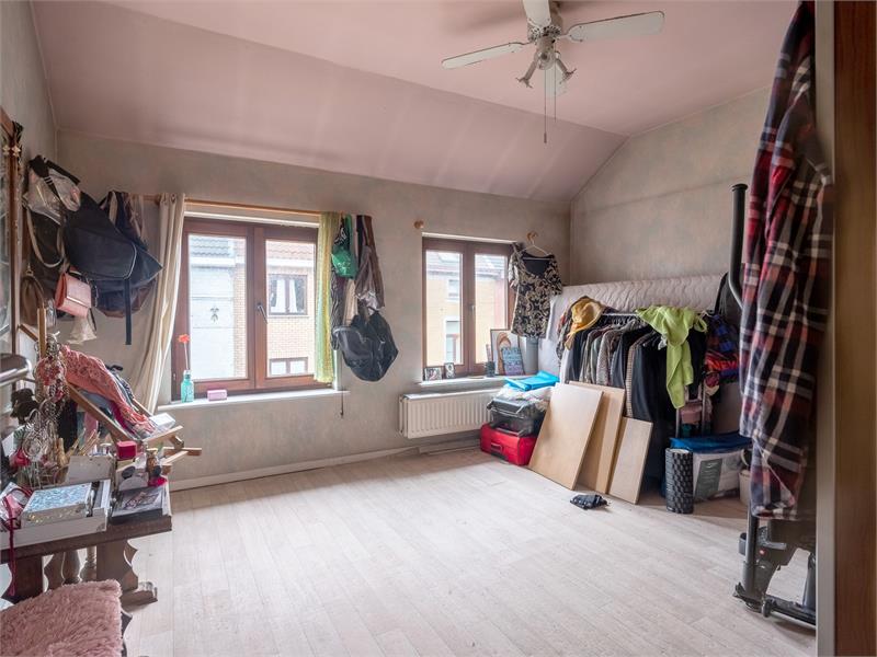 Praktisch gelegen rijwoning met inpandige garage 