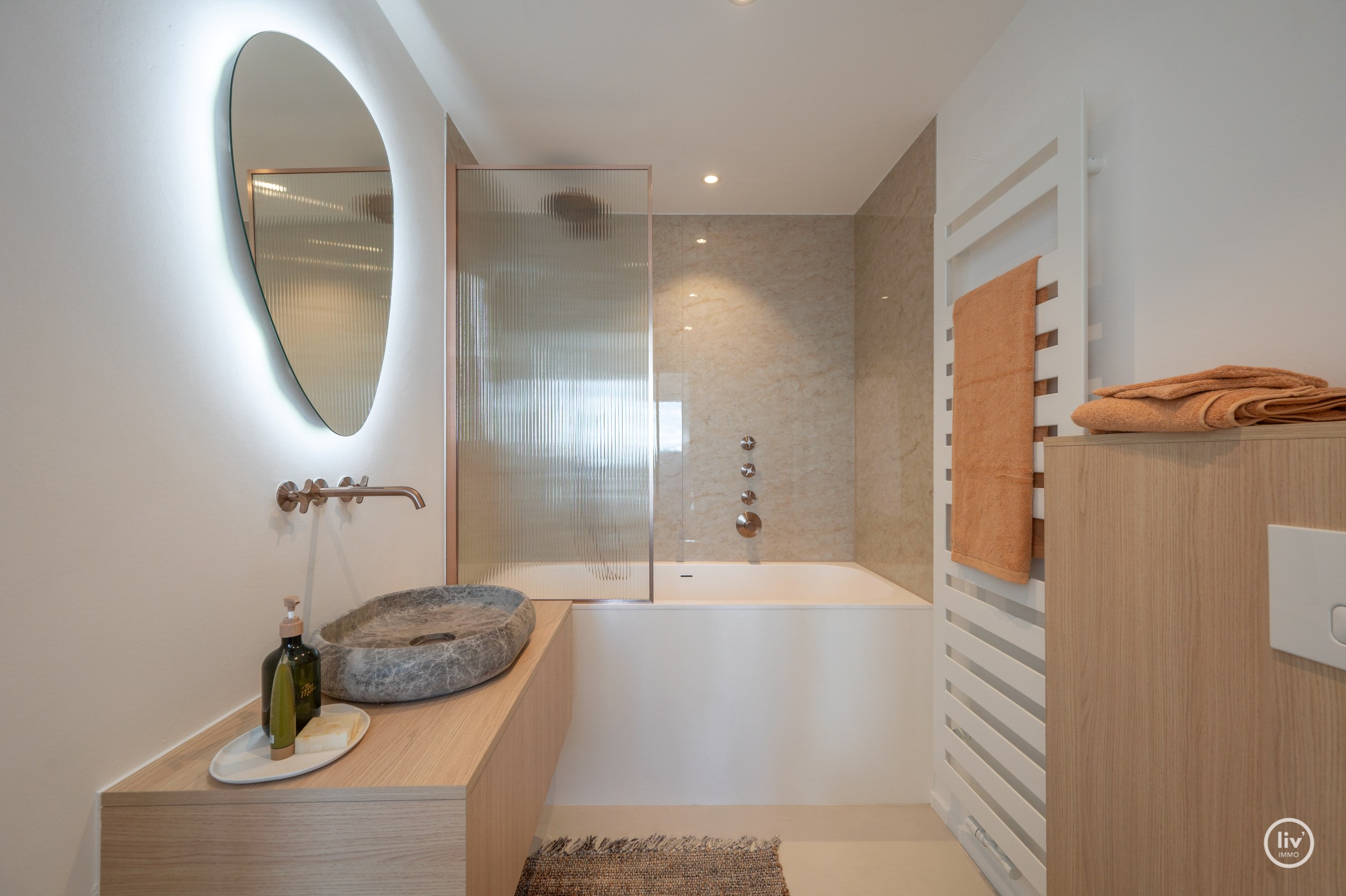 Prachtig gerenoveerd appartement op de zevende verdieping, op een absolute topligging aan de Zeedijk tussen het Lichttorenplein en het Albertplein. Dankzij de hoge ligging geniet het appartement van e 