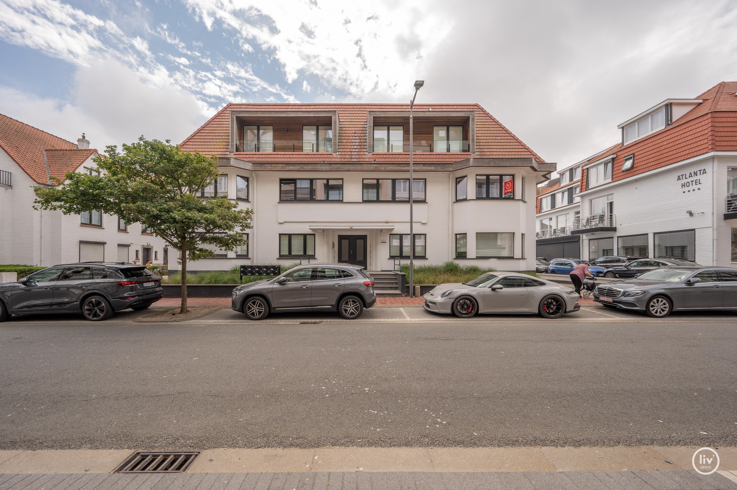 Recent gerenoveerd hoekappartement in een villaresidentie op enkele passen van de zee 