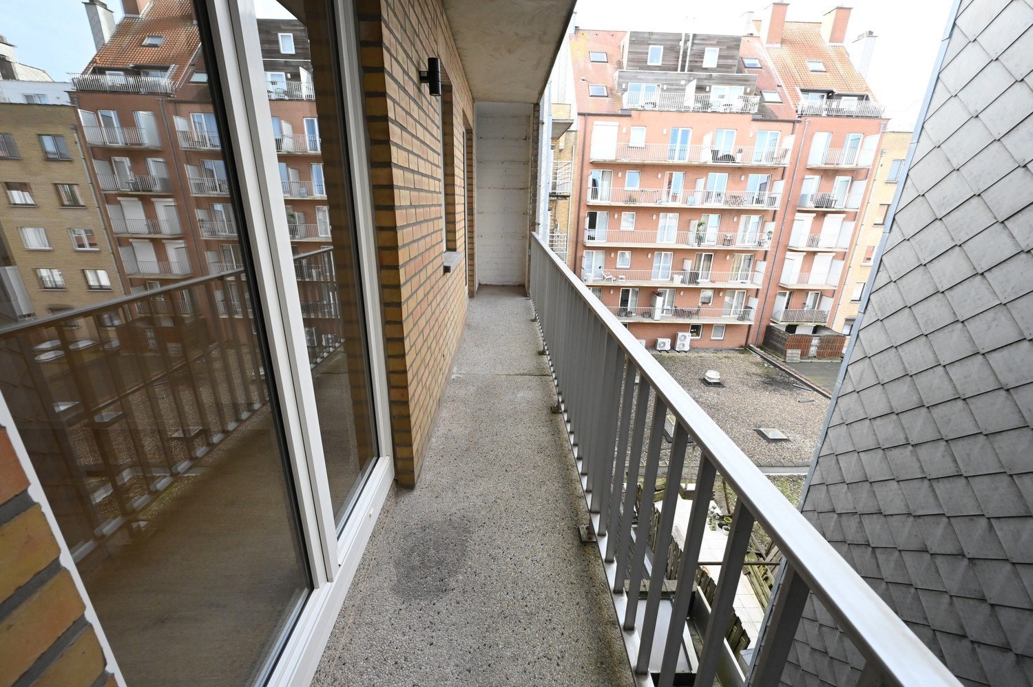 Non meublé - Neuf - Appartement luxueusement rénové avec 3 chambres et une vue dégagée sur la place du Bourgmestre Frans Desmidt. 