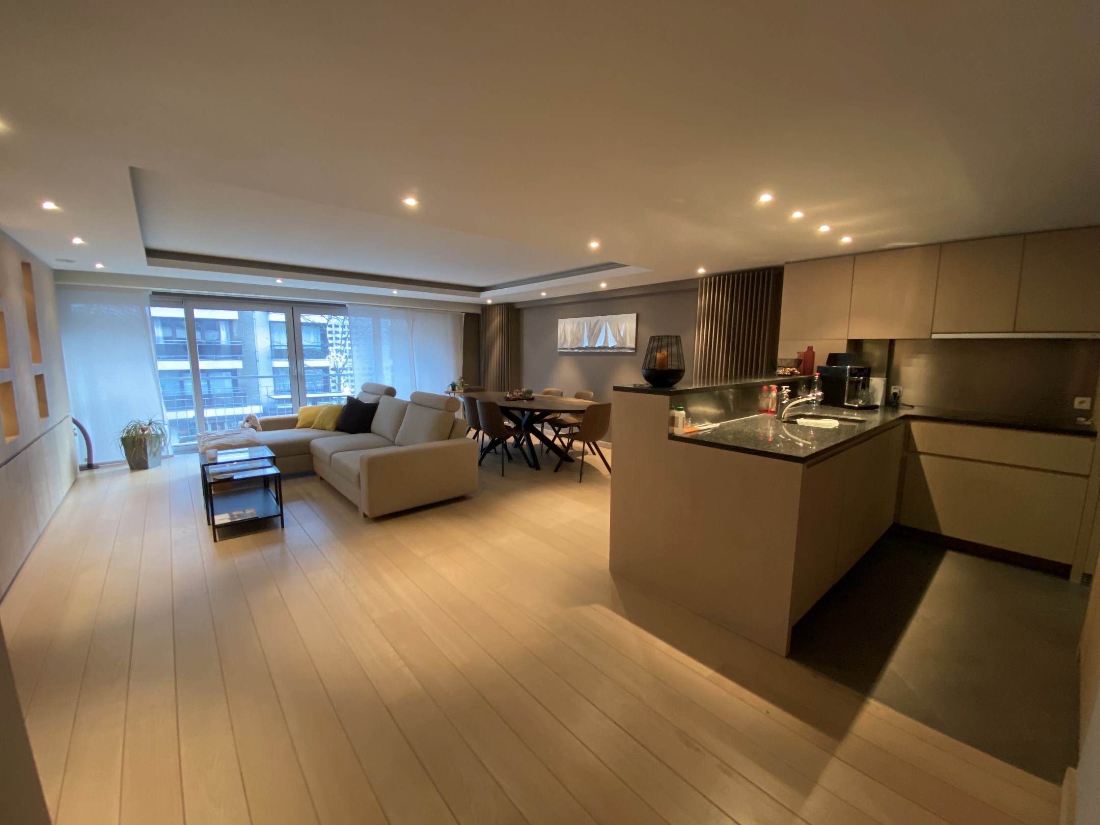 Non-meublé - Appartement spacieux et confortable avec 2 terrasses, idéalement situé sur la Lippenslaan. 
