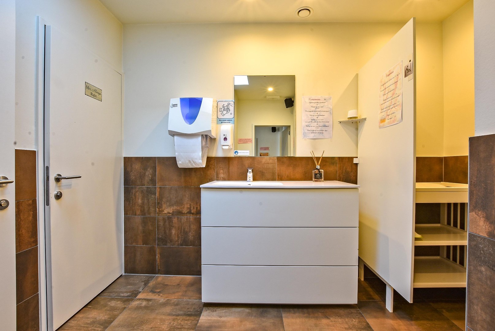 HUUR-KOOP: Restaurant 'De Haven' volledig gebouw met mogelijheden vlakbij de kaai gelegen op 313 m². 