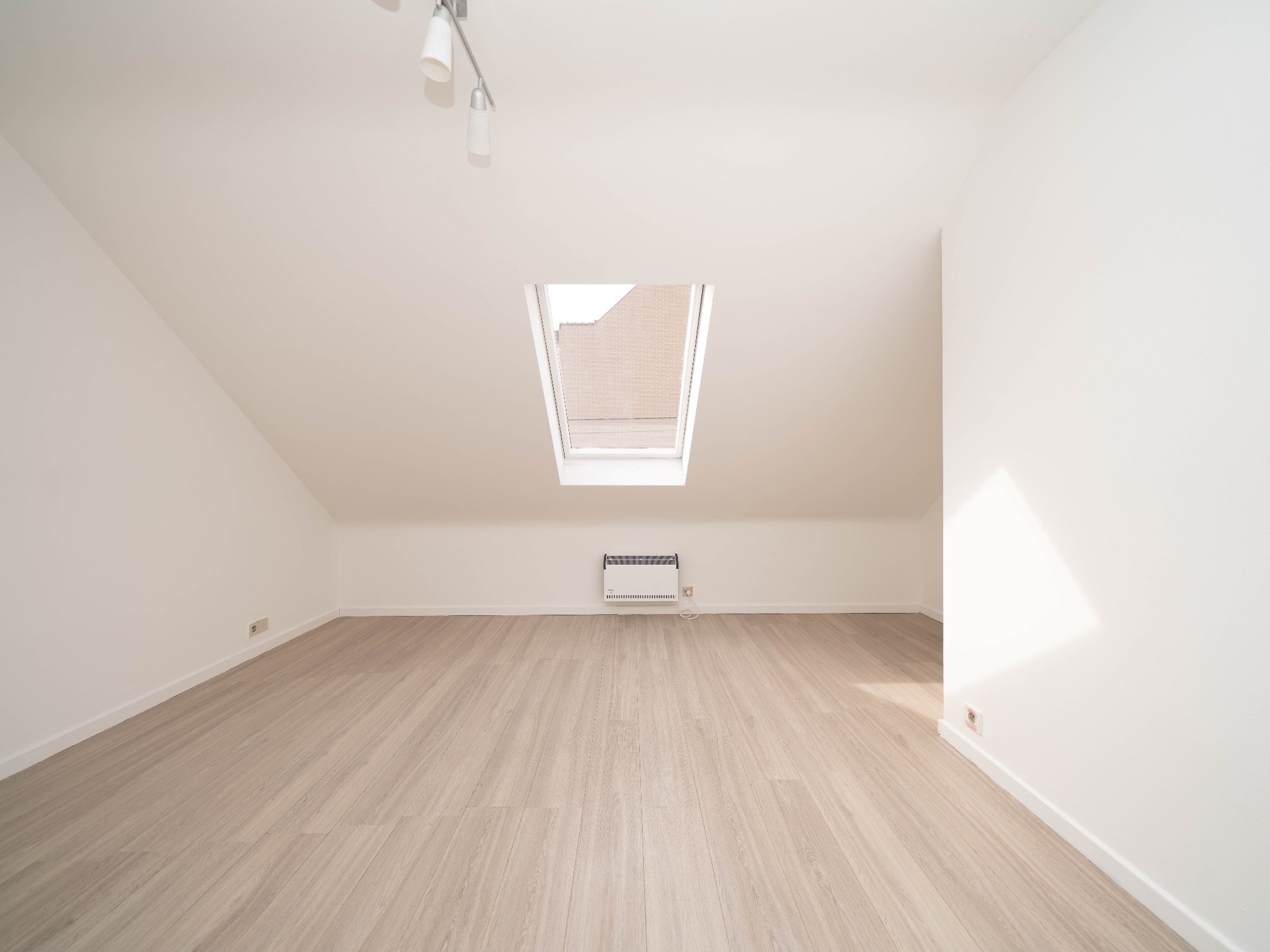Ruim (102m²) 2-kamer appartement in kleinschalig gebouw 